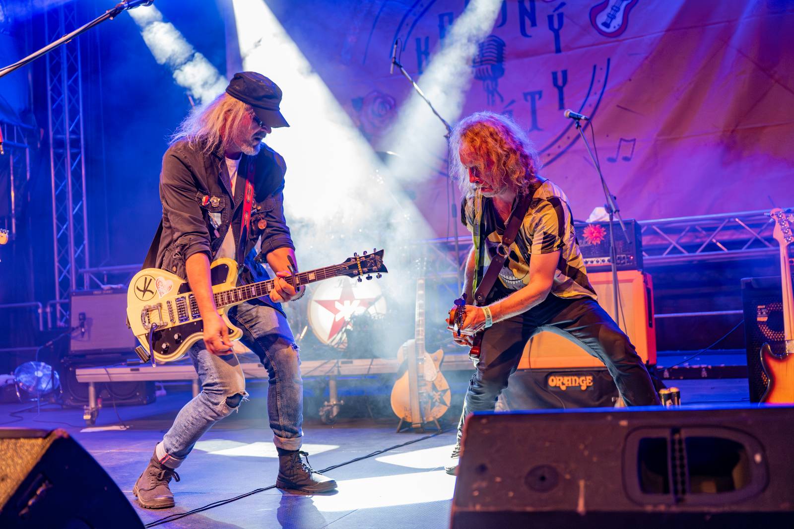 Ve Všeticích odstartovaly Krásný ztráty. J.A.R. vystoupili bez Oto Klempíře, bavili i Michal Prokop s Framus Five a Pan Lynx