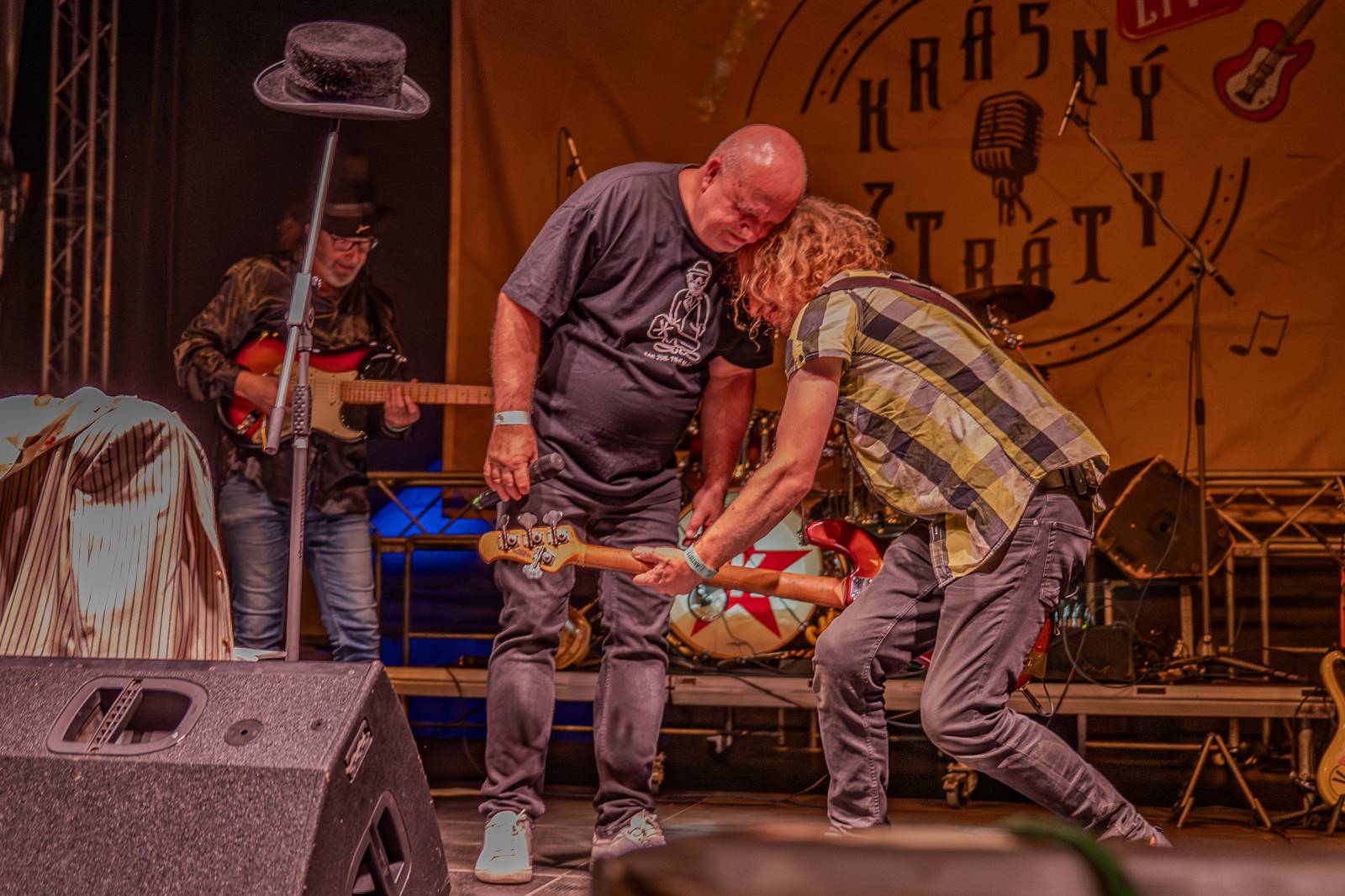 Ve Všeticích odstartovaly Krásný ztráty. J.A.R. vystoupili bez Oto Klempíře, bavili i Michal Prokop s Framus Five a Pan Lynx