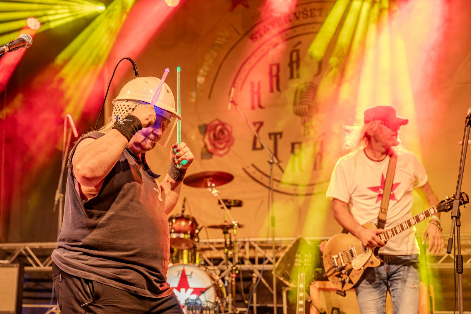 Ve Všeticích odstartovaly Krásný ztráty. J.A.R. vystoupili bez Oto Klempíře, bavili i Michal Prokop s Framus Five a Pan Lynx