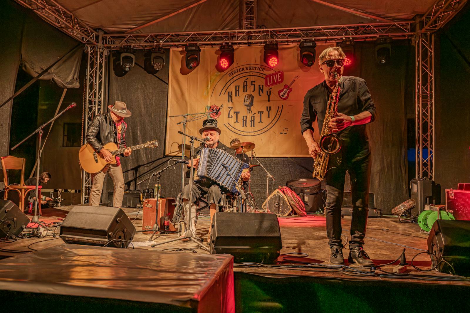 Ve Všeticích odstartovaly Krásný ztráty. J.A.R. vystoupili bez Oto Klempíře, bavili i Michal Prokop s Framus Five a Pan Lynx