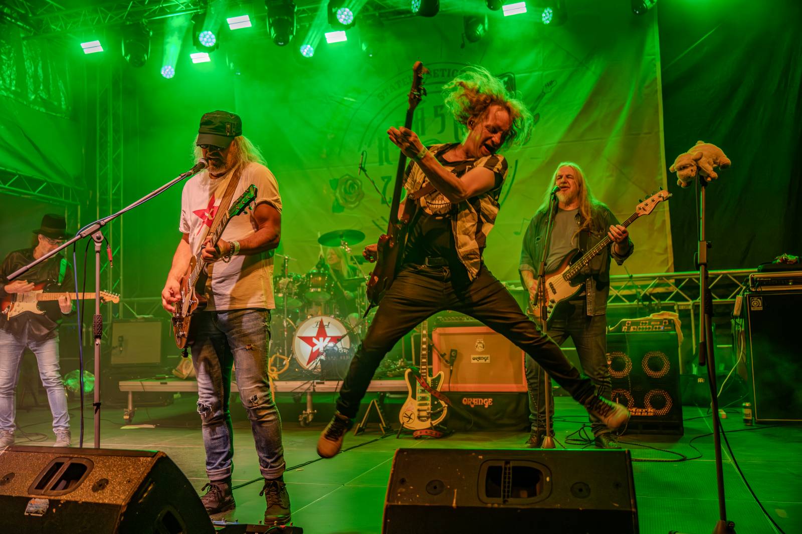 Ve Všeticích odstartovaly Krásný ztráty. J.A.R. vystoupili bez Oto Klempíře, bavili i Michal Prokop s Framus Five a Pan Lynx