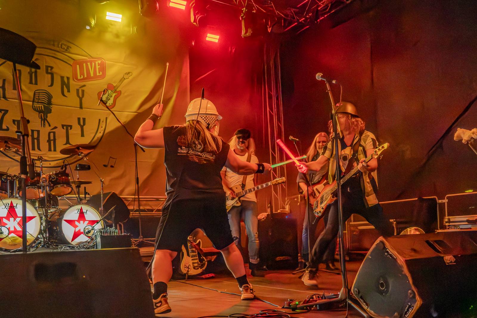 Ve Všeticích odstartovaly Krásný ztráty. J.A.R. vystoupili bez Oto Klempíře, bavili i Michal Prokop s Framus Five a Pan Lynx