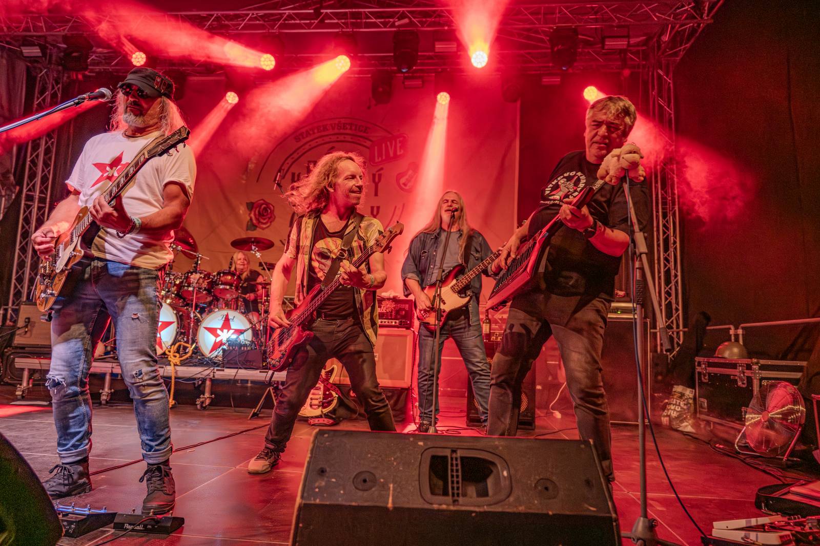 Ve Všeticích odstartovaly Krásný ztráty. J.A.R. vystoupili bez Oto Klempíře, bavili i Michal Prokop s Framus Five a Pan Lynx