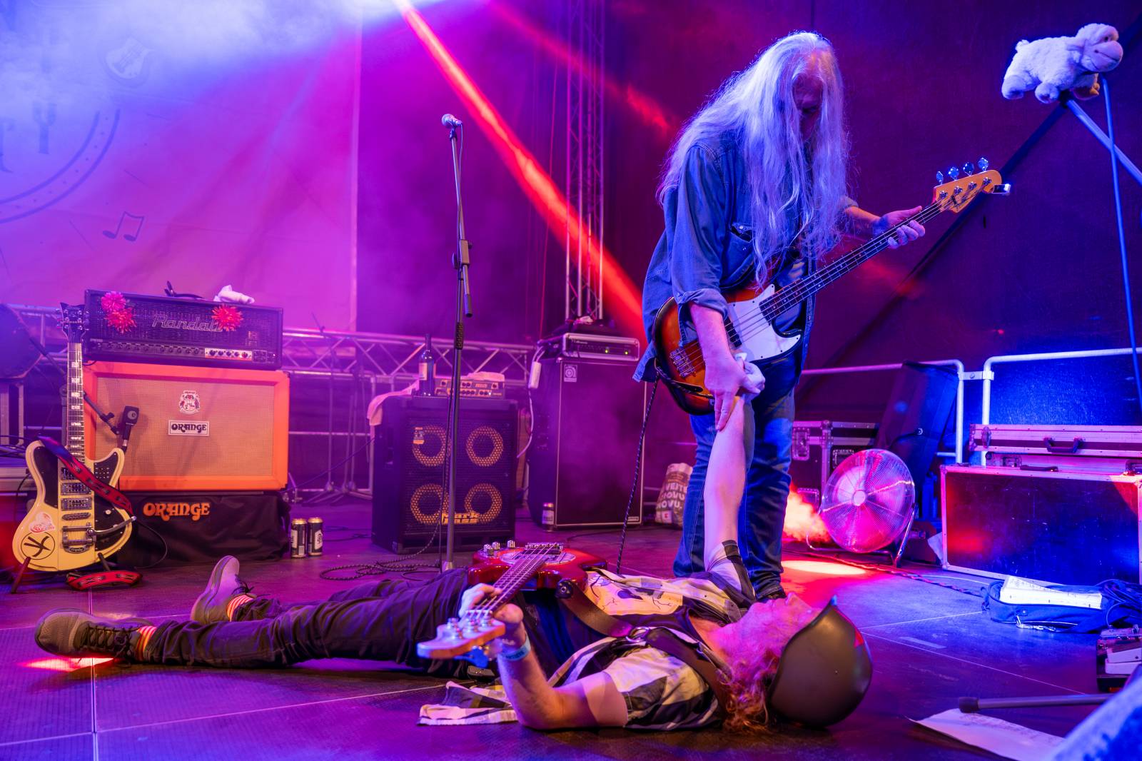 Ve Všeticích odstartovaly Krásný ztráty. J.A.R. vystoupili bez Oto Klempíře, bavili i Michal Prokop s Framus Five a Pan Lynx