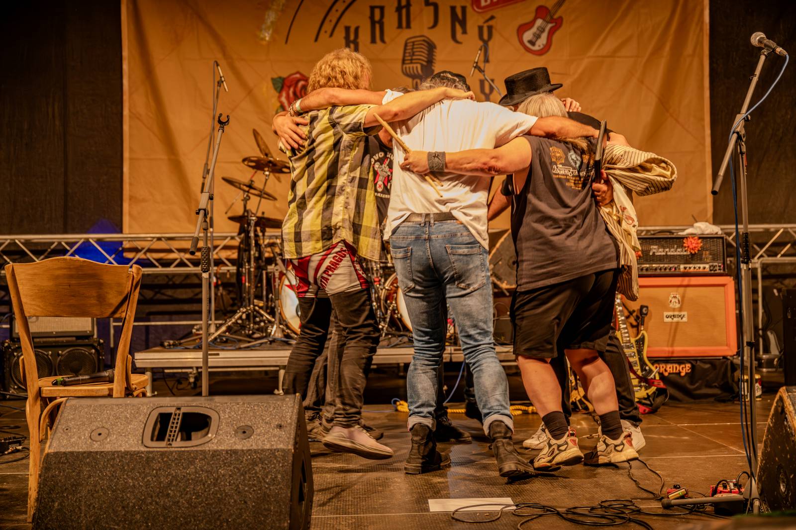 Ve Všeticích odstartovaly Krásný ztráty. J.A.R. vystoupili bez Oto Klempíře, bavili i Michal Prokop s Framus Five a Pan Lynx