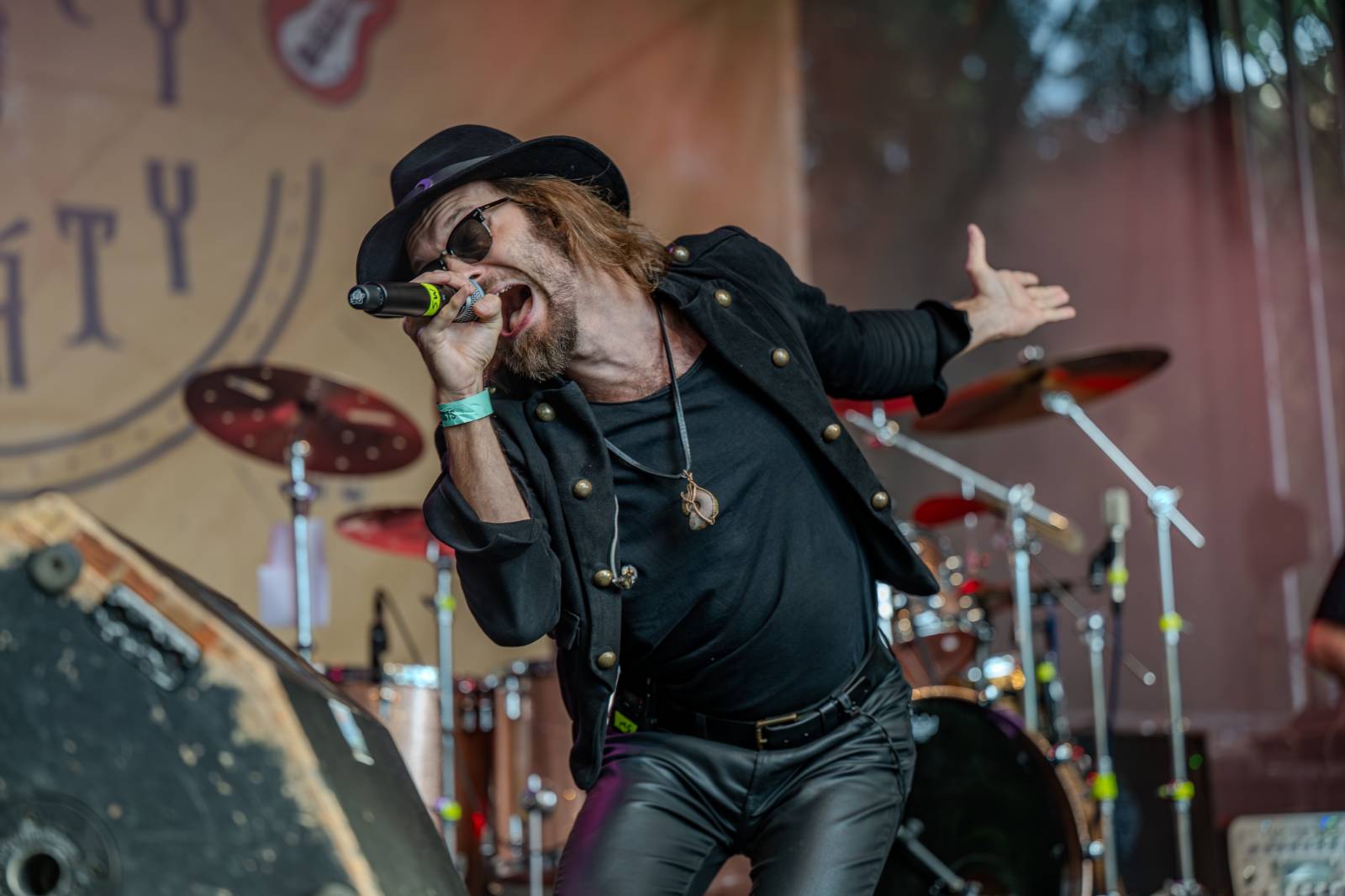 Ve Všeticích odstartovaly Krásný ztráty. J.A.R. vystoupili bez Oto Klempíře, bavili i Michal Prokop s Framus Five a Pan Lynx