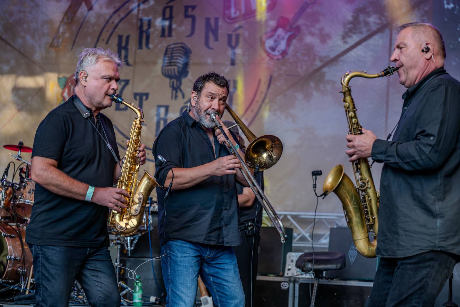 Ve Všeticích odstartovaly Krásný ztráty. J.A.R. vystoupili bez Oto Klempíře, bavili i Michal Prokop s Framus Five a Pan Lynx