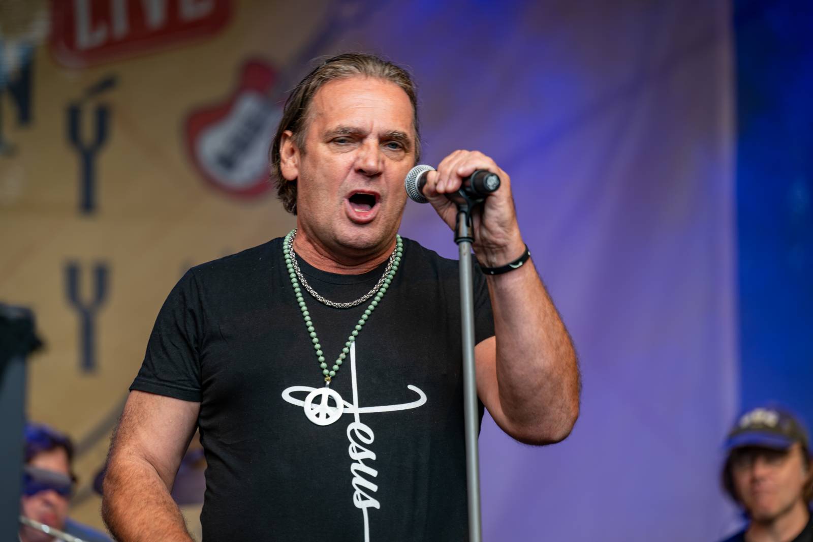 Ve Všeticích odstartovaly Krásný ztráty. J.A.R. vystoupili bez Oto Klempíře, bavili i Michal Prokop s Framus Five a Pan Lynx