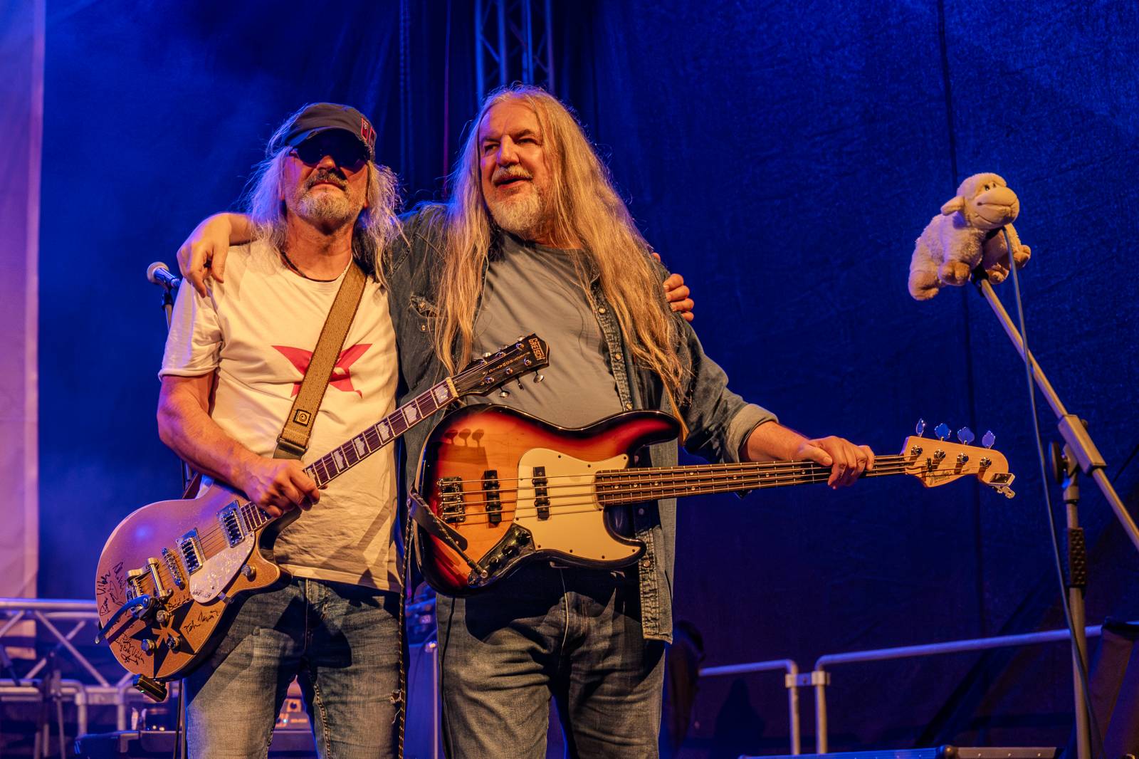 Ve Všeticích odstartovaly Krásný ztráty. J.A.R. vystoupili bez Oto Klempíře, bavili i Michal Prokop s Framus Five a Pan Lynx