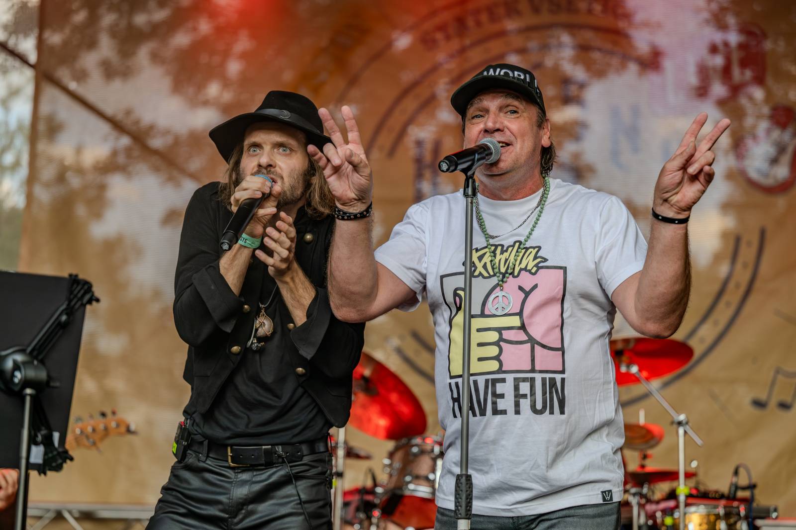 Ve Všeticích odstartovaly Krásný ztráty. J.A.R. vystoupili bez Oto Klempíře, bavili i Michal Prokop s Framus Five a Pan Lynx