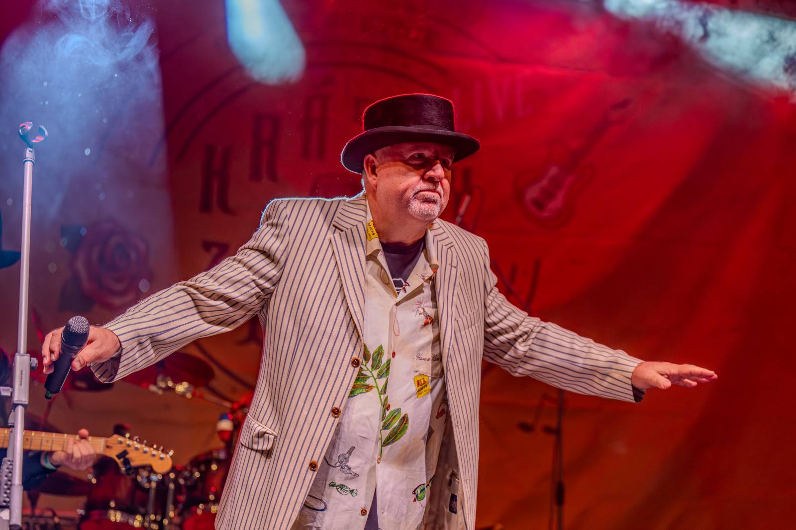 Ve Všeticích odstartovaly Krásný ztráty. J.A.R. vystoupili bez Oto Klempíře, bavili i Michal Prokop s Framus Five a Pan Lynx