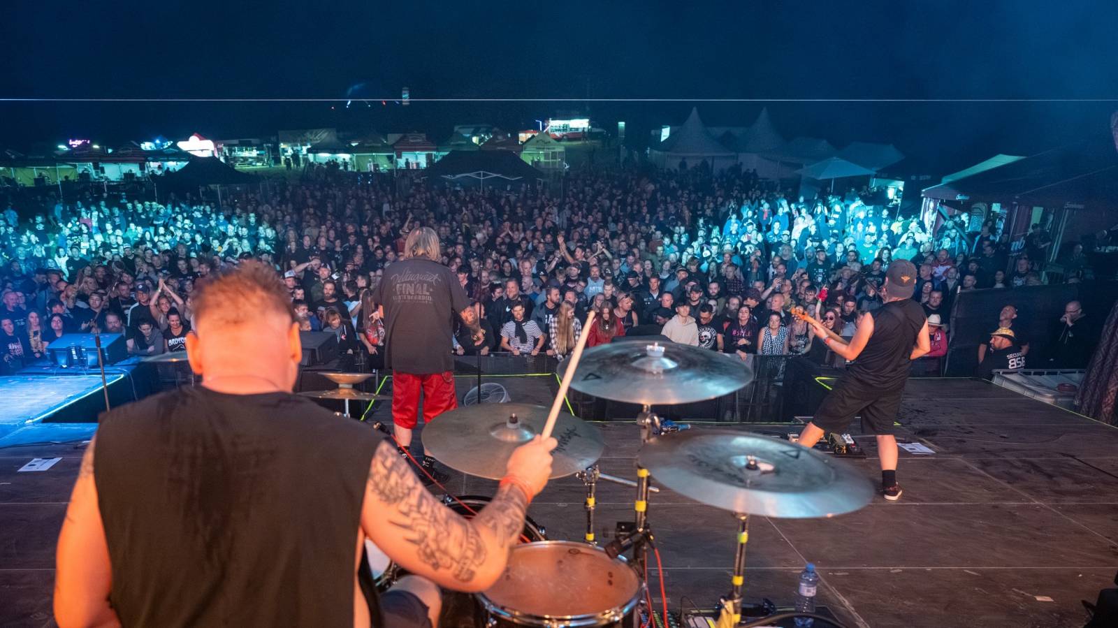 Keltská noc se přestěhovala do Vysoké nad Jizerou. Hvězdami prvního dne byli Mig 21, Vypsaná fiXa, Totální nasazení, Alkehol i Krucipüsk