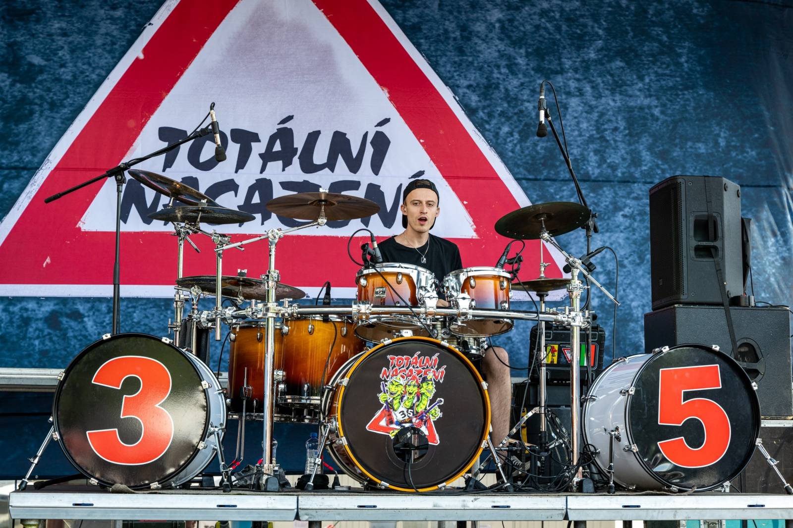 Keltská noc se přestěhovala do Vysoké nad Jizerou. Hvězdami prvního dne byli Mig 21, Vypsaná fiXa, Totální nasazení, Alkehol i Krucipüsk