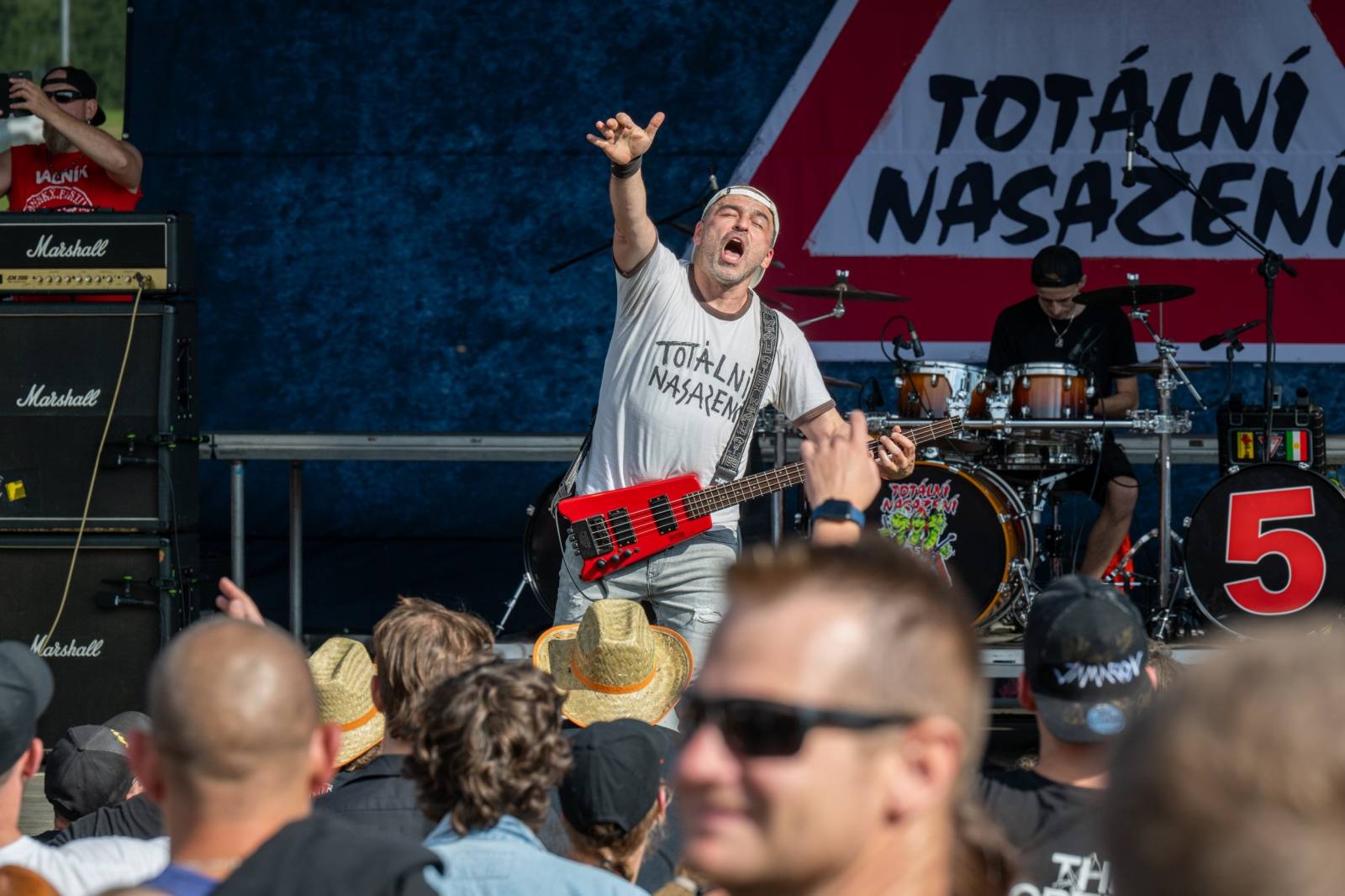 Keltská noc se přestěhovala do Vysoké nad Jizerou. Hvězdami prvního dne byli Mig 21, Vypsaná fiXa, Totální nasazení, Alkehol i Krucipüsk