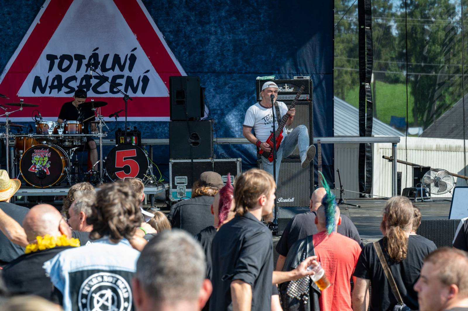 Keltská noc se přestěhovala do Vysoké nad Jizerou. Hvězdami prvního dne byli Mig 21, Vypsaná fiXa, Totální nasazení, Alkehol i Krucipüsk
