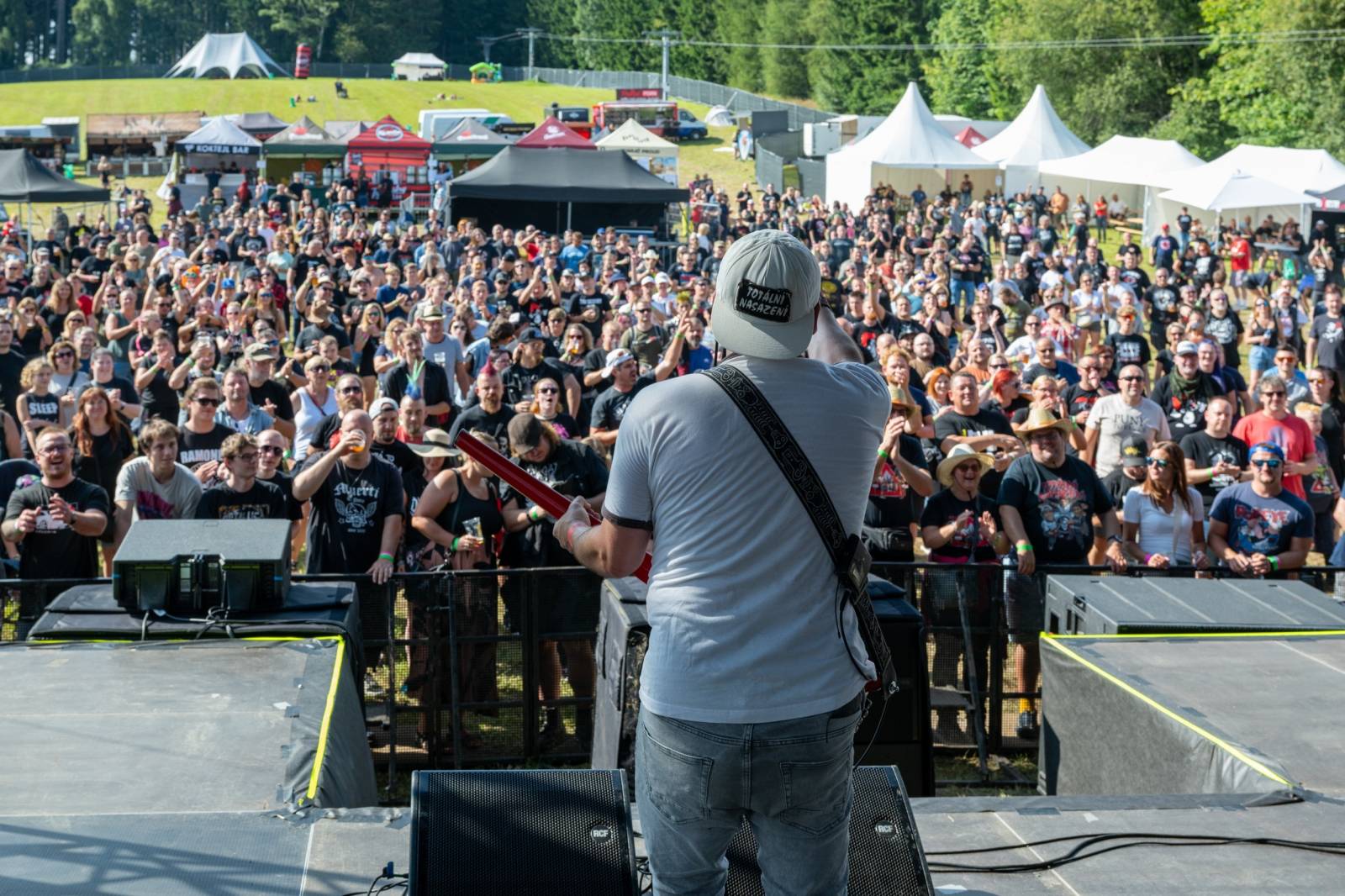 Keltská noc se přestěhovala do Vysoké nad Jizerou. Hvězdami prvního dne byli Mig 21, Vypsaná fiXa, Totální nasazení, Alkehol i Krucipüsk