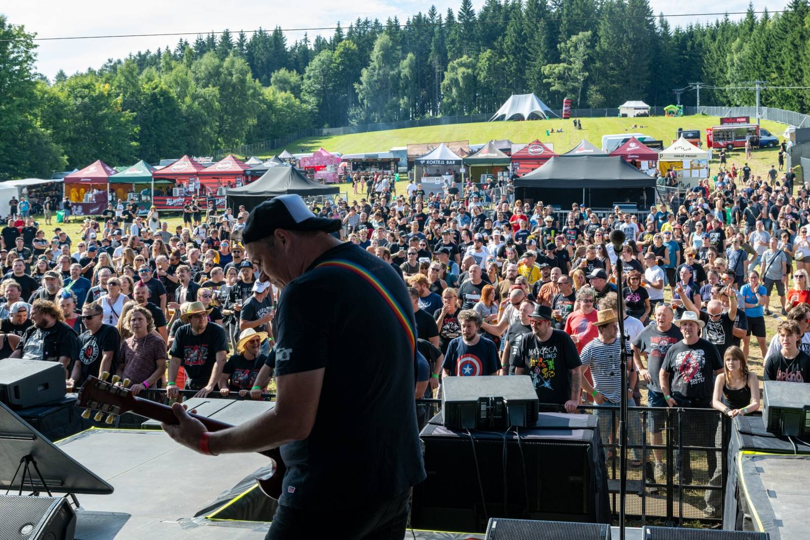 Keltská noc se přestěhovala do Vysoké nad Jizerou. Hvězdami prvního dne byli Mig 21, Vypsaná fiXa, Totální nasazení, Alkehol i Krucipüsk