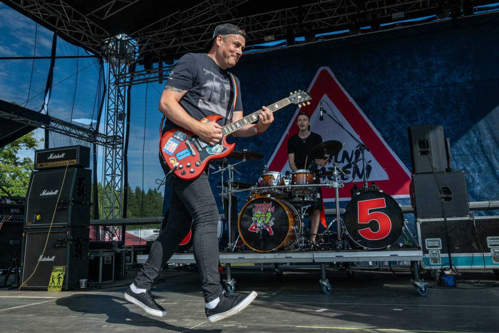 Keltská noc se přestěhovala do Vysoké nad Jizerou. Hvězdami prvního dne byli Mig 21, Vypsaná fiXa, Totální nasazení, Alkehol i Krucipüsk