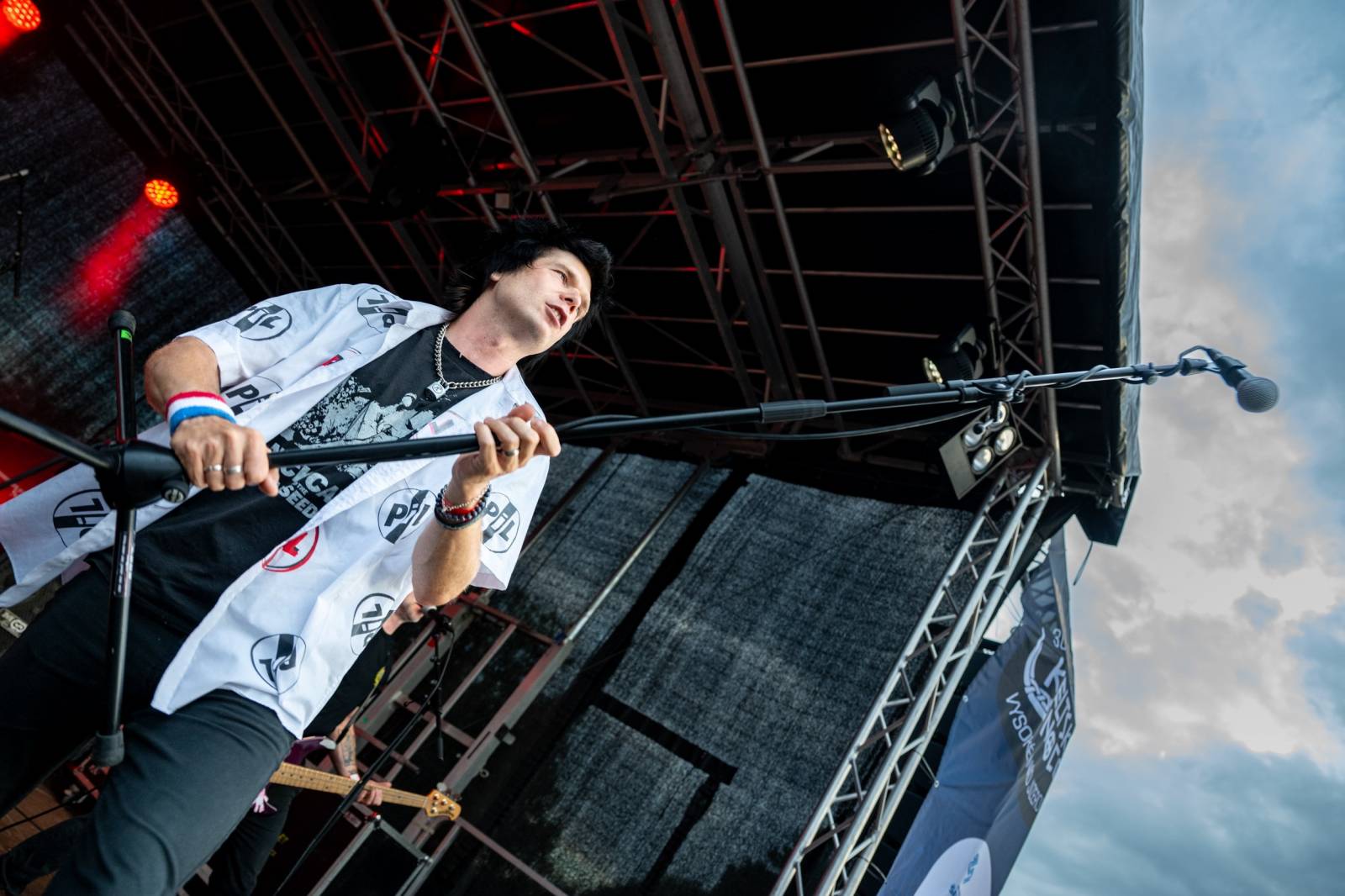 Keltská noc se přestěhovala do Vysoké nad Jizerou. Hvězdami prvního dne byli Mig 21, Vypsaná fiXa, Totální nasazení, Alkehol i Krucipüsk