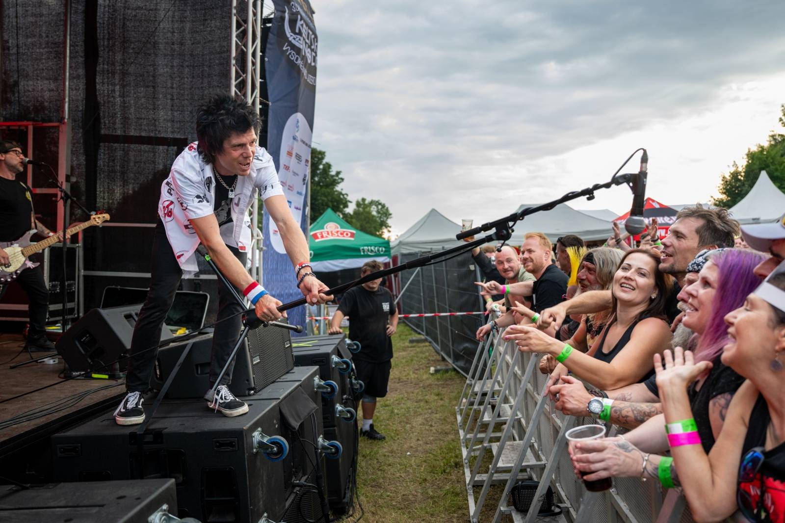 Keltská noc se přestěhovala do Vysoké nad Jizerou. Hvězdami prvního dne byli Mig 21, Vypsaná fiXa, Totální nasazení, Alkehol i Krucipüsk