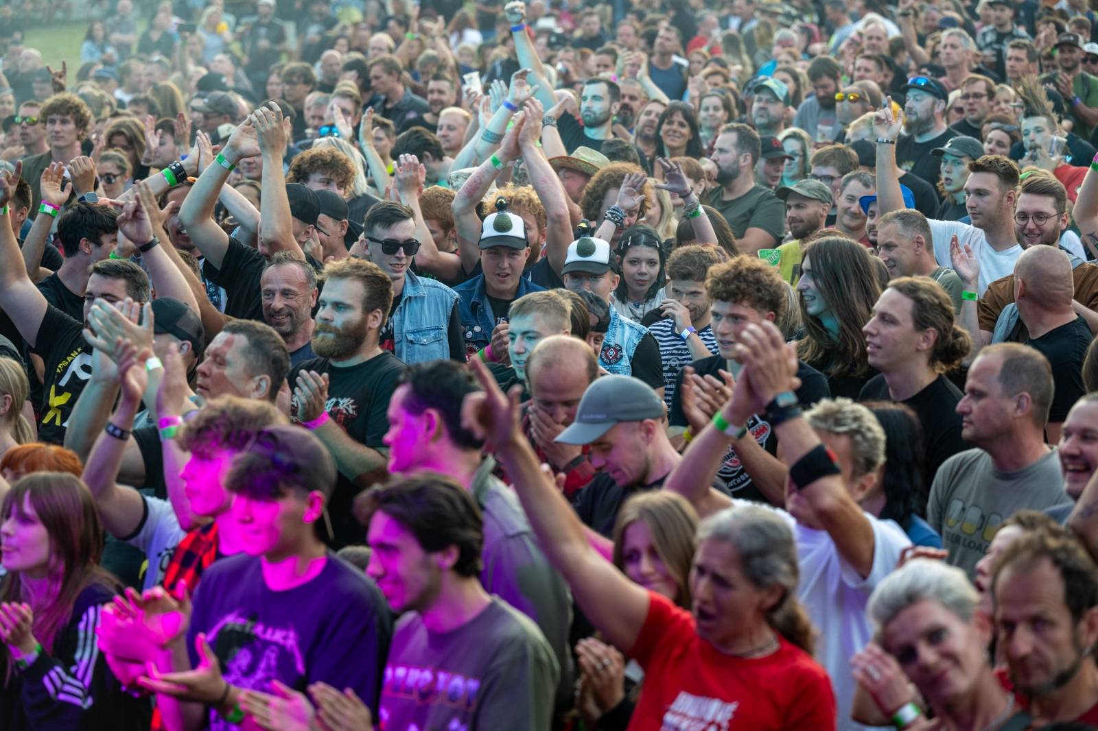 Keltská noc se přestěhovala do Vysoké nad Jizerou. Hvězdami prvního dne byli Mig 21, Vypsaná fiXa, Totální nasazení, Alkehol i Krucipüsk