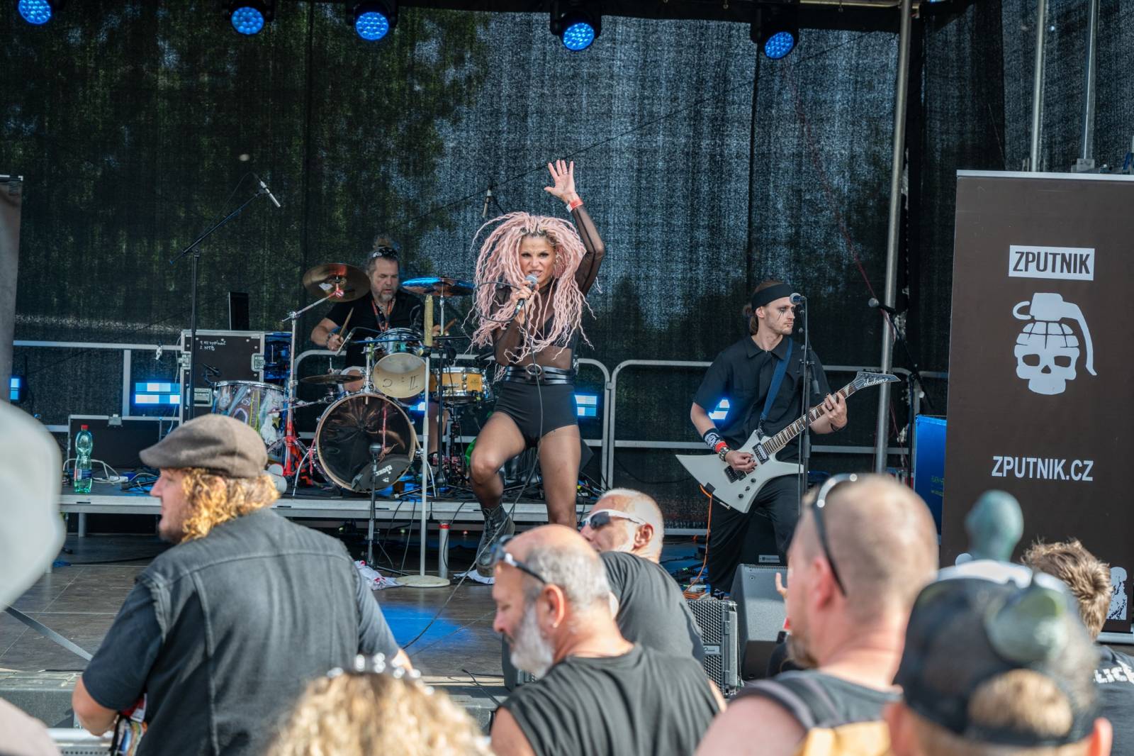 Keltská noc se přestěhovala do Vysoké nad Jizerou. Hvězdami prvního dne byli Mig 21, Vypsaná fiXa, Totální nasazení, Alkehol i Krucipüsk