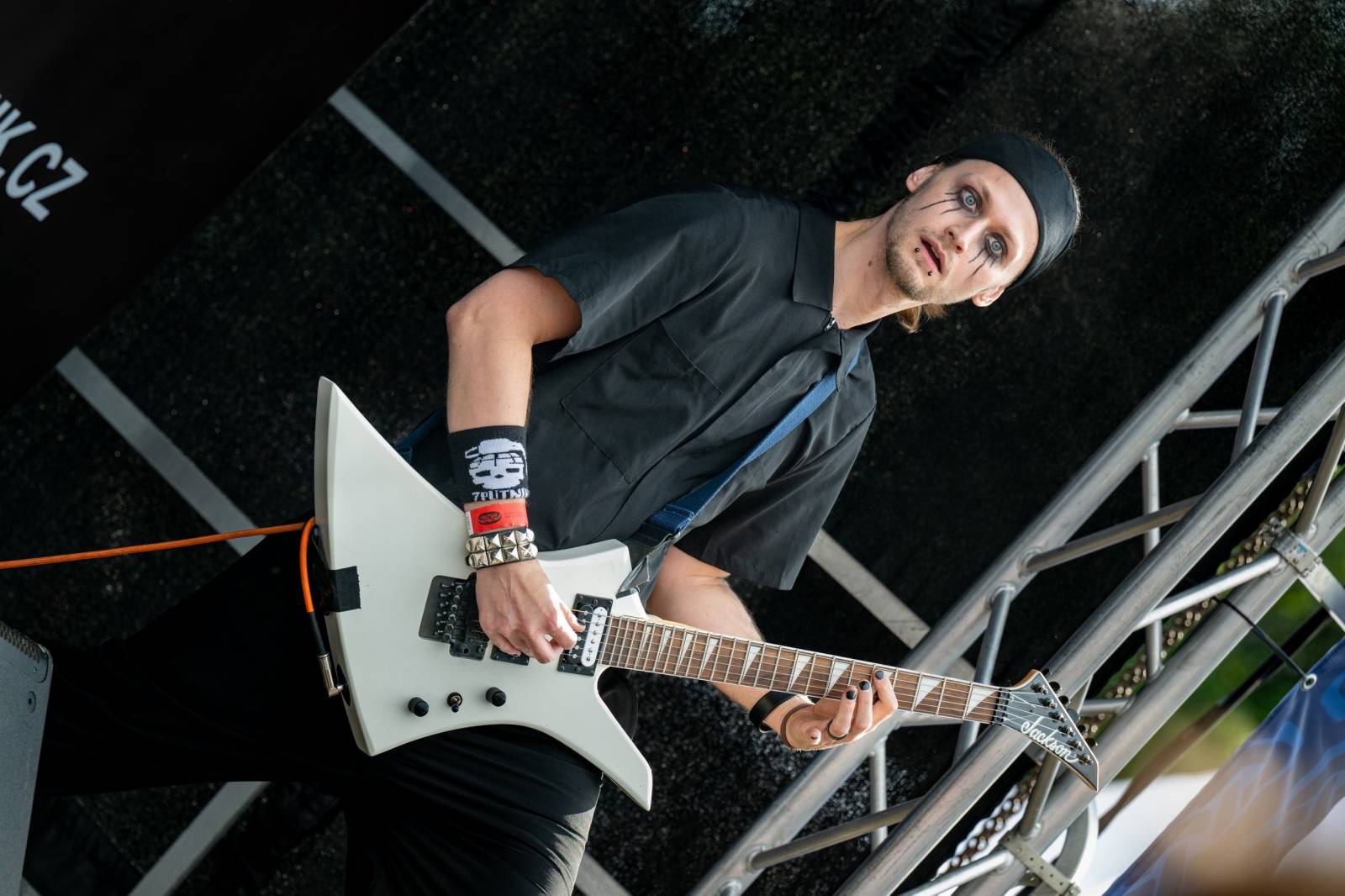 Keltská noc se přestěhovala do Vysoké nad Jizerou. Hvězdami prvního dne byli Mig 21, Vypsaná fiXa, Totální nasazení, Alkehol i Krucipüsk