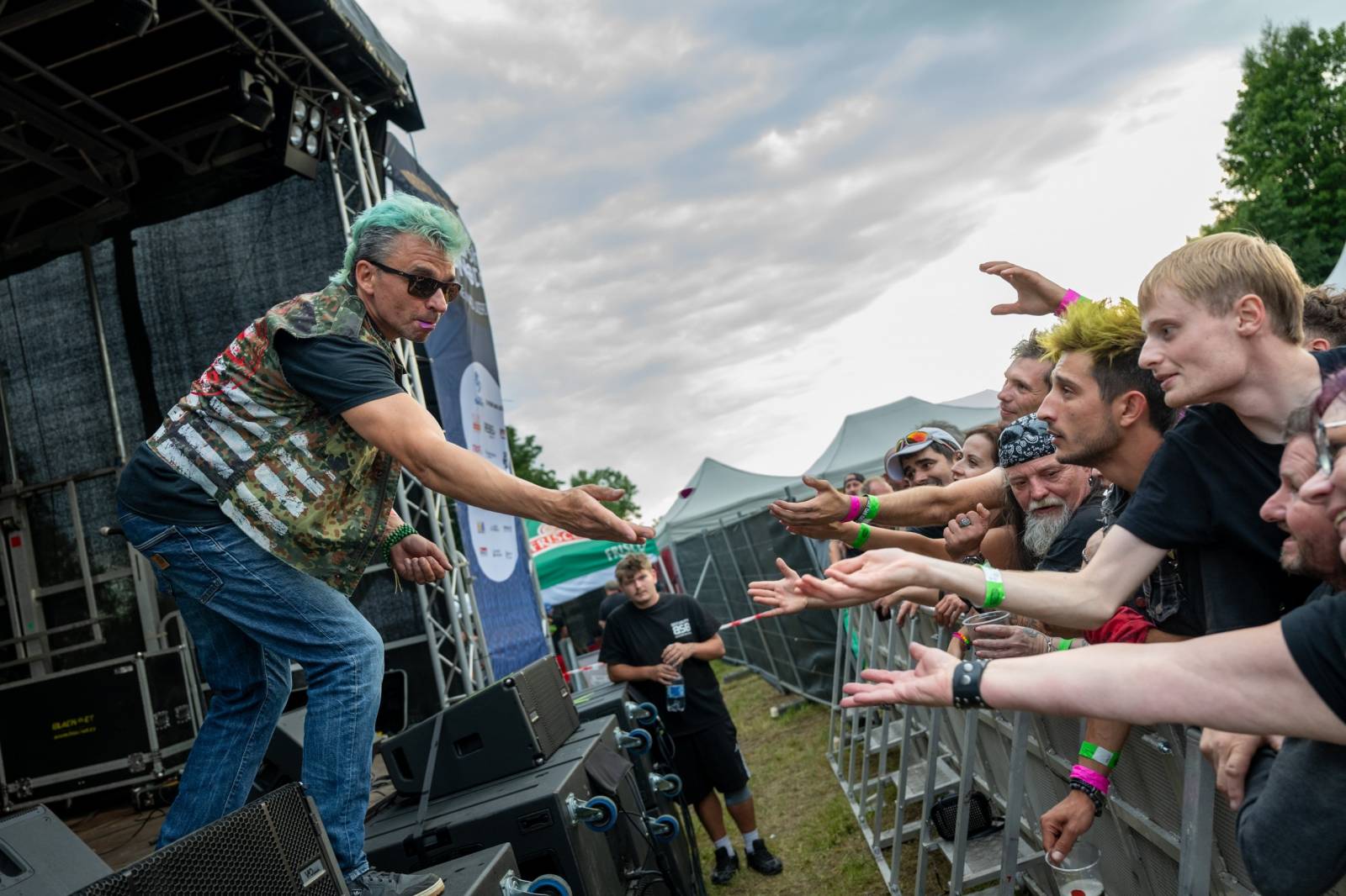 Keltská noc se přestěhovala do Vysoké nad Jizerou. Hvězdami prvního dne byli Mig 21, Vypsaná fiXa, Totální nasazení, Alkehol i Krucipüsk