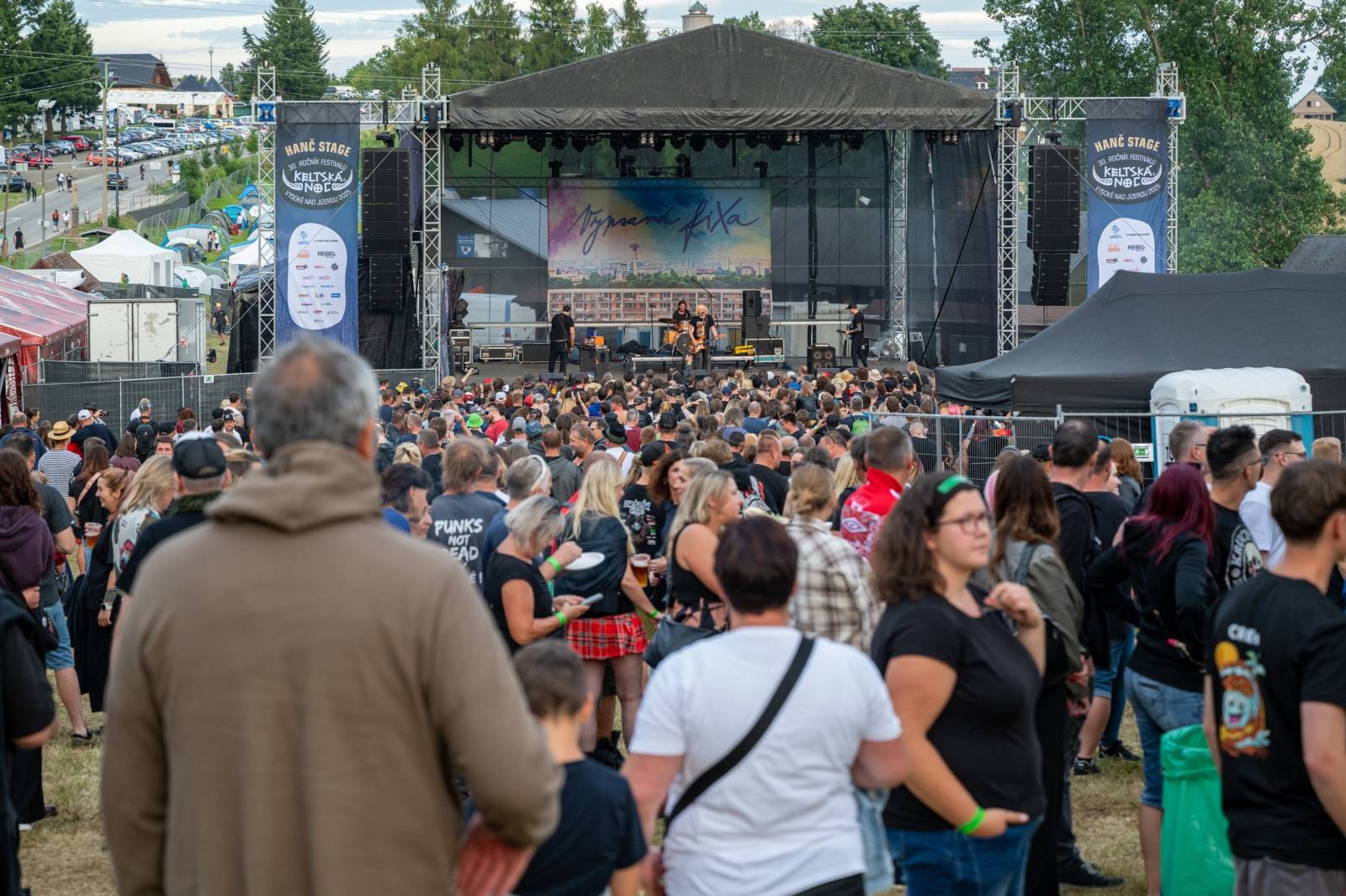 Keltská noc se přestěhovala do Vysoké nad Jizerou. Hvězdami prvního dne byli Mig 21, Vypsaná fiXa, Totální nasazení, Alkehol i Krucipüsk