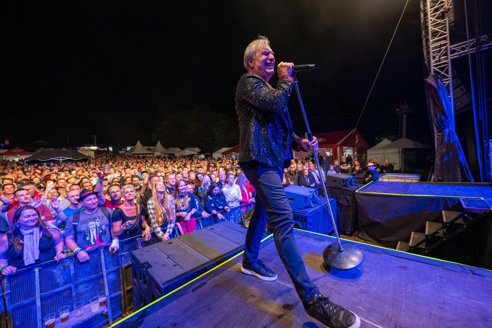 Keltská noc se přestěhovala do Vysoké nad Jizerou. Hvězdami prvního dne byli Mig 21, Vypsaná fiXa, Totální nasazení, Alkehol i Krucipüsk