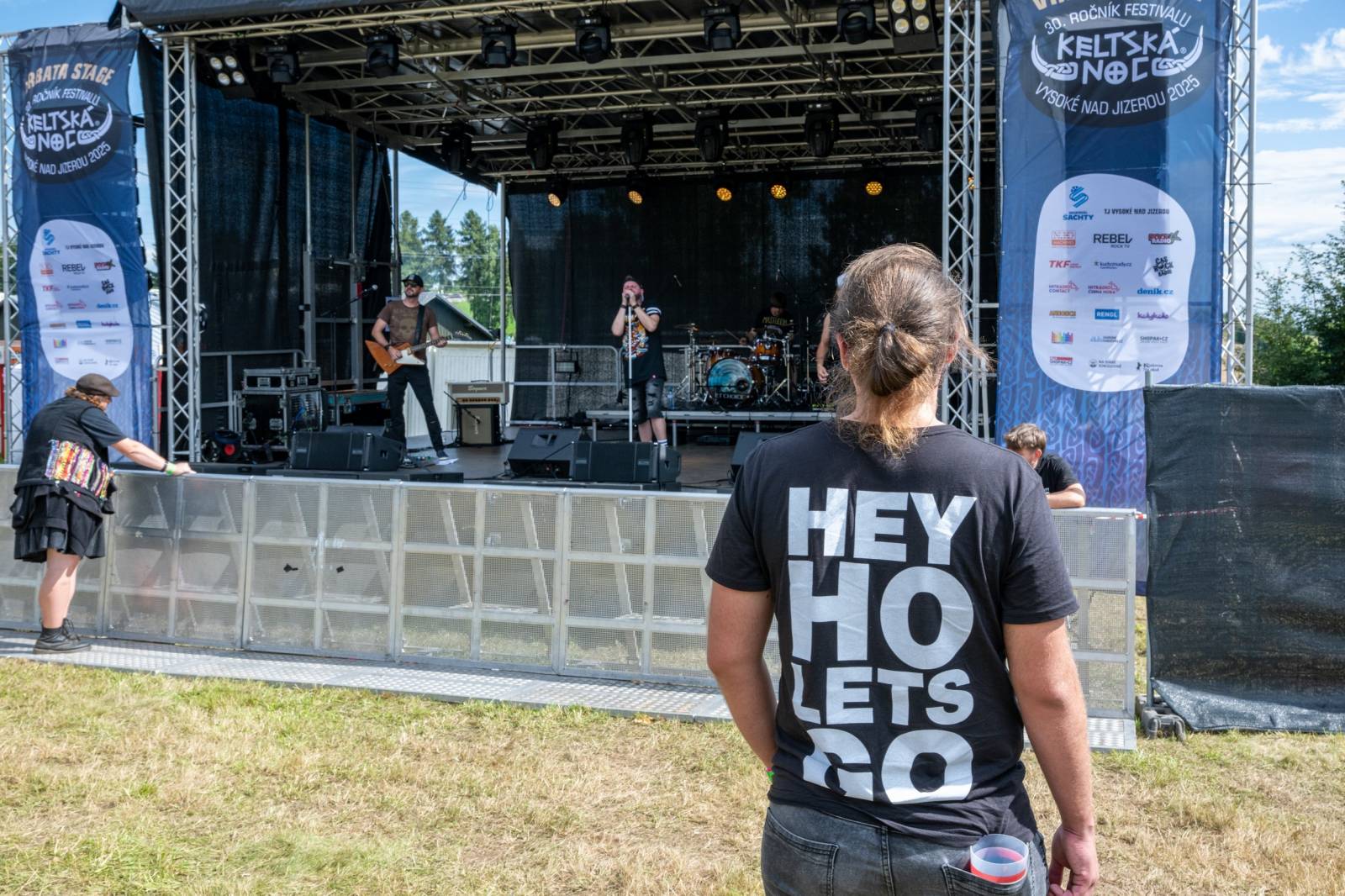 Keltská noc se přestěhovala do Vysoké nad Jizerou. Hvězdami prvního dne byli Mig 21, Vypsaná fiXa, Totální nasazení, Alkehol i Krucipüsk