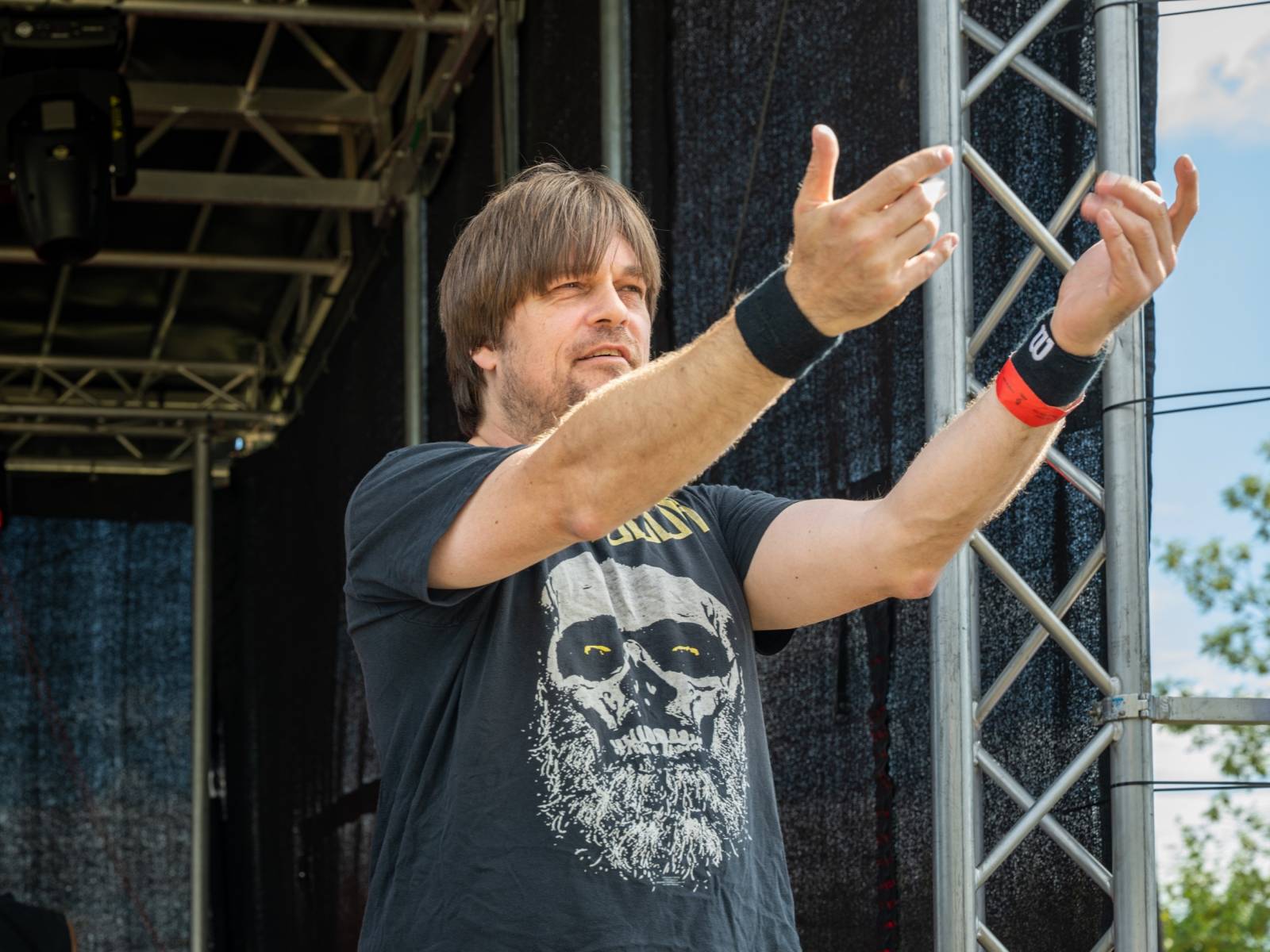 Keltská noc se přestěhovala do Vysoké nad Jizerou. Hvězdami prvního dne byli Mig 21, Vypsaná fiXa, Totální nasazení, Alkehol i Krucipüsk