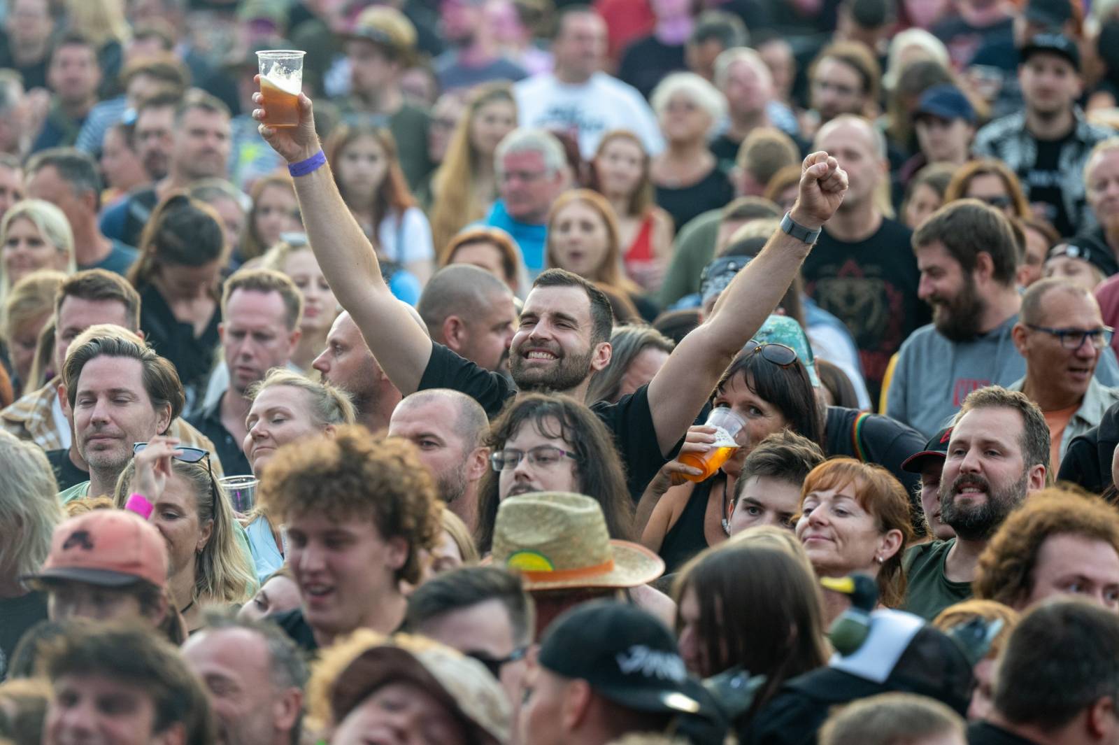 Keltská noc se přestěhovala do Vysoké nad Jizerou. Hvězdami prvního dne byli Mig 21, Vypsaná fiXa, Totální nasazení, Alkehol i Krucipüsk