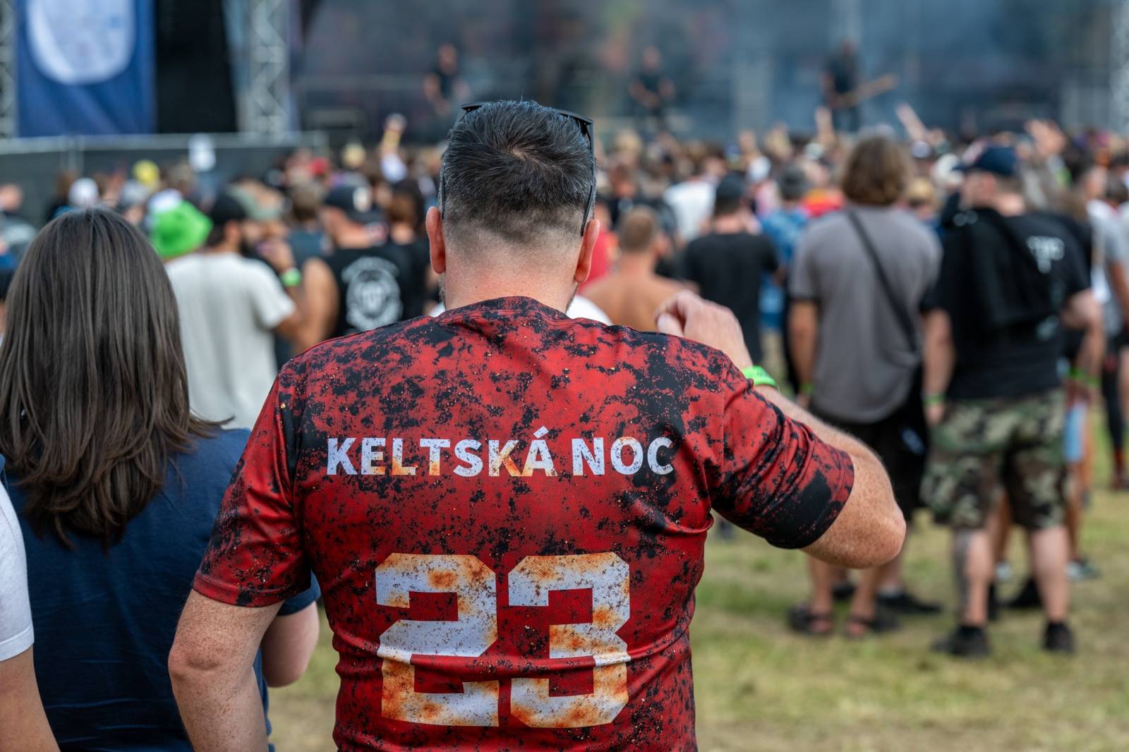 Keltská noc se přestěhovala do Vysoké nad Jizerou. Hvězdami prvního dne byli Mig 21, Vypsaná fiXa, Totální nasazení, Alkehol i Krucipüsk