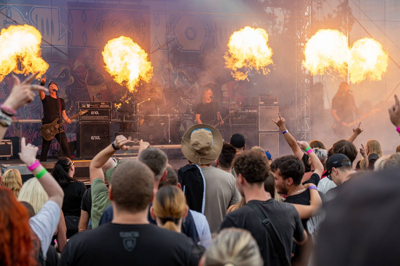 Keltská noc se přestěhovala do Vysoké nad Jizerou. Hvězdami prvního dne byli Mig 21, Vypsaná fiXa, Totální nasazení, Alkehol i Krucipüsk