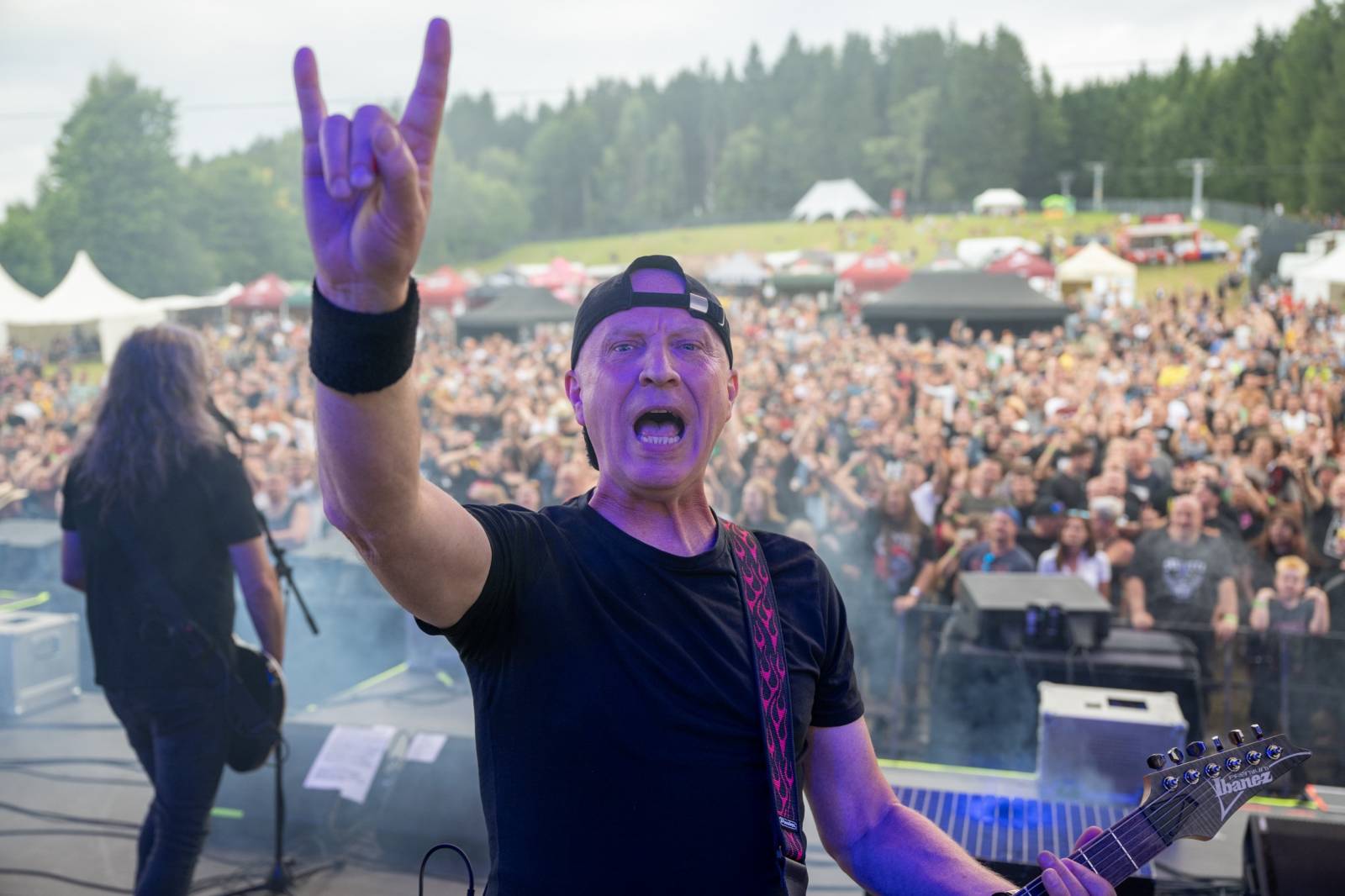 Keltská noc se přestěhovala do Vysoké nad Jizerou. Hvězdami prvního dne byli Mig 21, Vypsaná fiXa, Totální nasazení, Alkehol i Krucipüsk