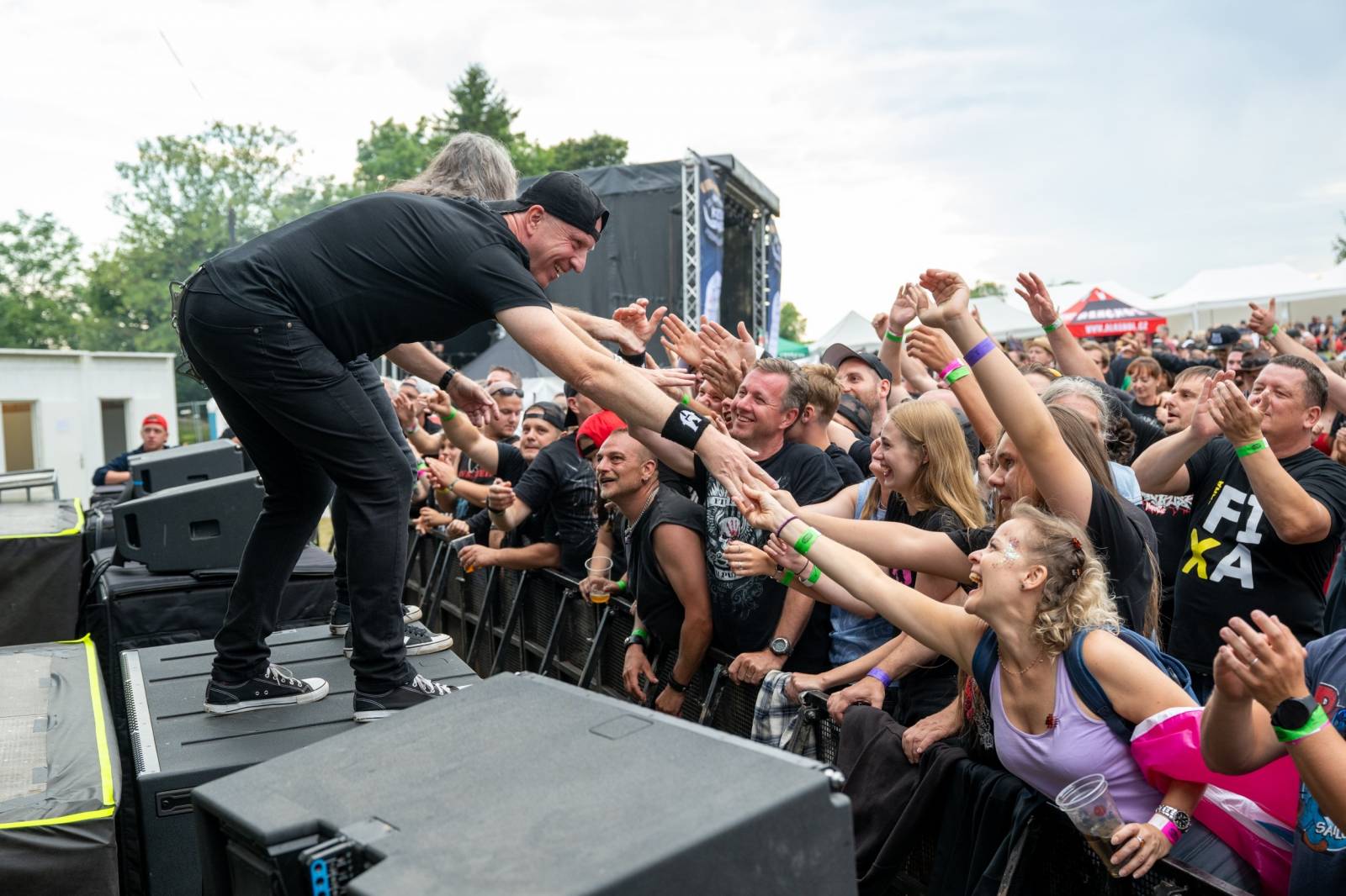 Keltská noc se přestěhovala do Vysoké nad Jizerou. Hvězdami prvního dne byli Mig 21, Vypsaná fiXa, Totální nasazení, Alkehol i Krucipüsk