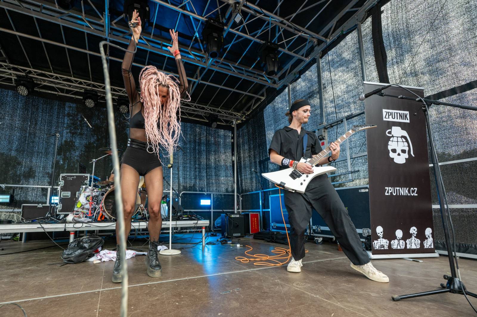 Keltská noc se přestěhovala do Vysoké nad Jizerou. Hvězdami prvního dne byli Mig 21, Vypsaná fiXa, Totální nasazení, Alkehol i Krucipüsk