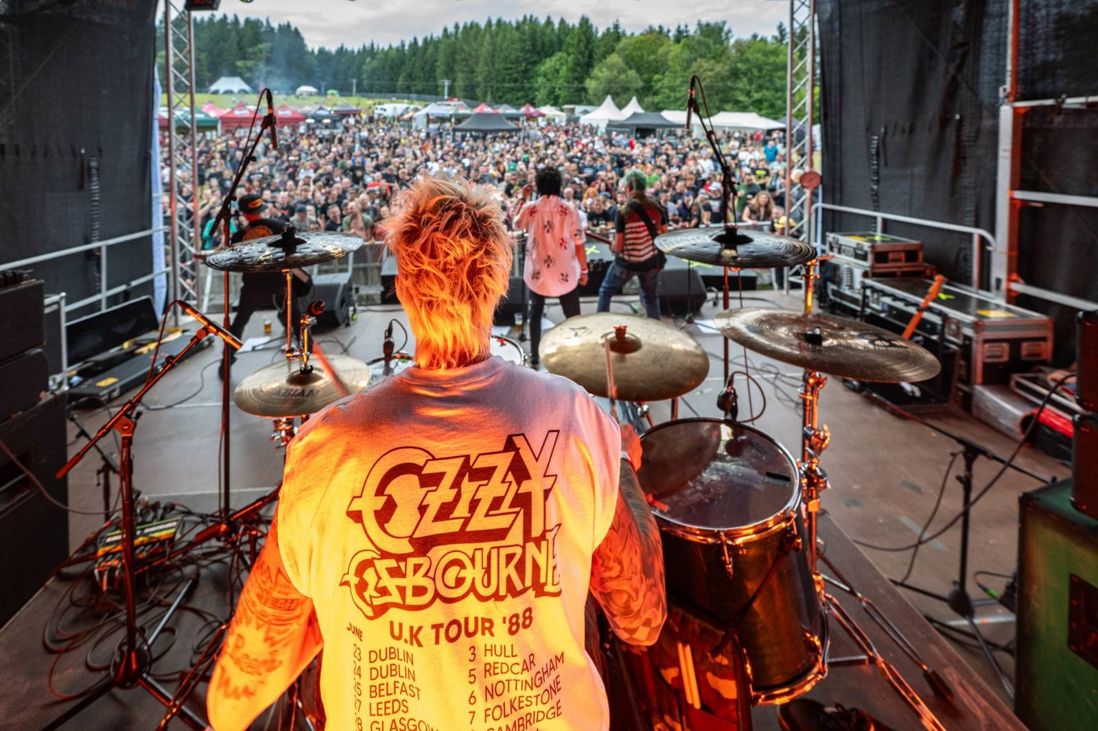 Keltská noc se přestěhovala do Vysoké nad Jizerou. Hvězdami prvního dne byli Mig 21, Vypsaná fiXa, Totální nasazení, Alkehol i Krucipüsk