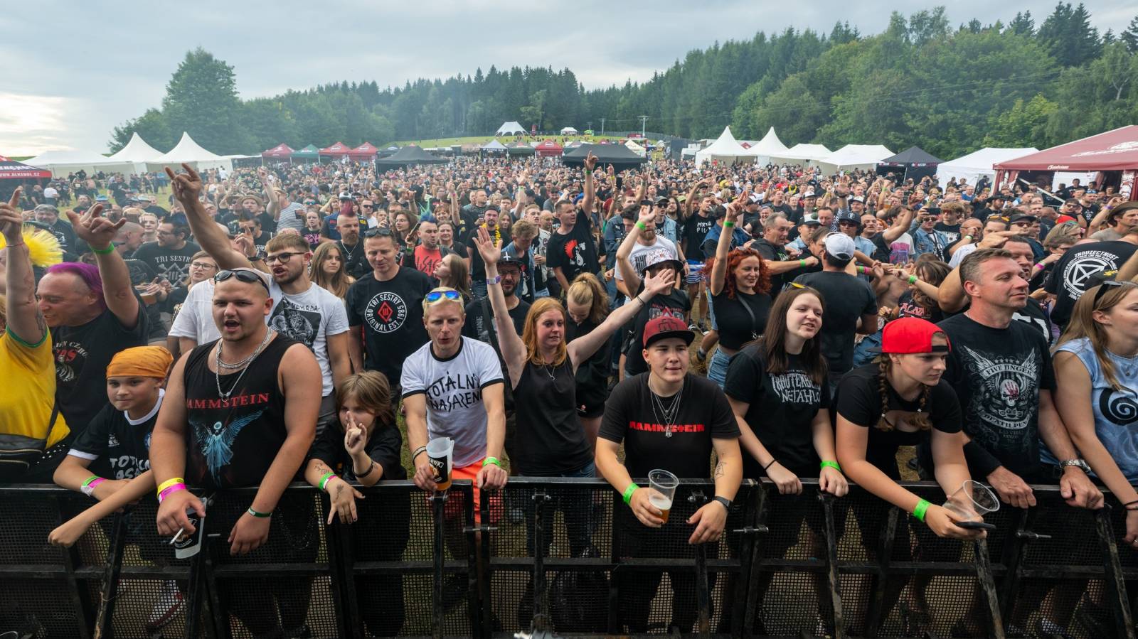 Keltská noc se přestěhovala do Vysoké nad Jizerou. Hvězdami prvního dne byli Mig 21, Vypsaná fiXa, Totální nasazení, Alkehol i Krucipüsk