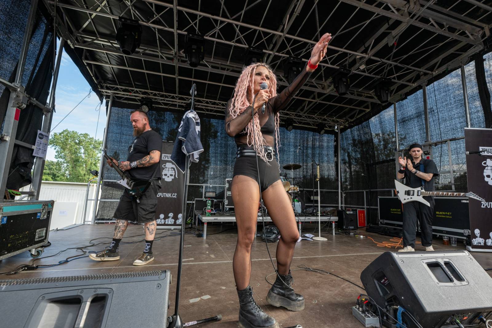 Keltská noc se přestěhovala do Vysoké nad Jizerou. Hvězdami prvního dne byli Mig 21, Vypsaná fiXa, Totální nasazení, Alkehol i Krucipüsk