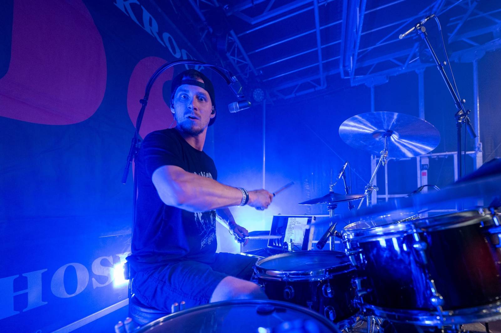 Keltská noc se přestěhovala do Vysoké nad Jizerou. Hvězdami prvního dne byli Mig 21, Vypsaná fiXa, Totální nasazení, Alkehol i Krucipüsk