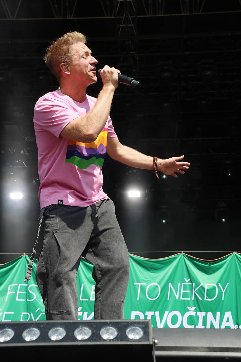 Hrady CZ na Veveří: Tomáš Klus se zranil, k Wanastowkám se připojila Lucie a víkend zakončil svou show Kabát