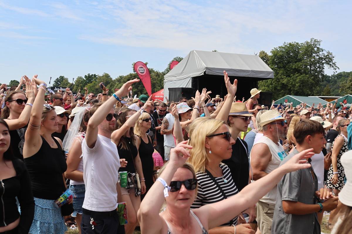 Hrady CZ na Veveří: Tomáš Klus se zranil, k Wanastowkám se připojila Lucie a víkend zakončil svou show Kabát