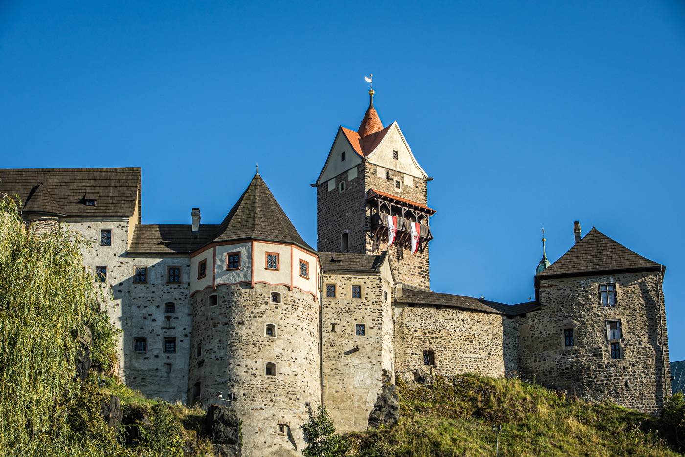 Monkey Business a J.A.R. ukázali, zač je toho Loket. Košile Matěje Rupperta šla opět dolů