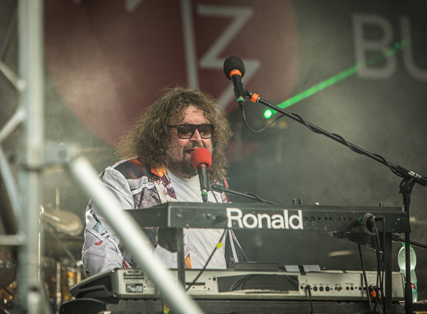 Monkey Business a J.A.R. ukázali, zač je toho Loket. Košile Matěje Rupperta šla opět dolů