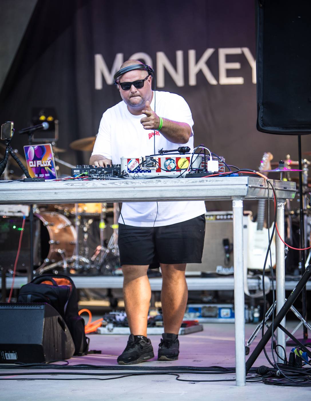 Monkey Business a J.A.R. ukázali, zač je toho Loket. Košile Matěje Rupperta šla opět dolů