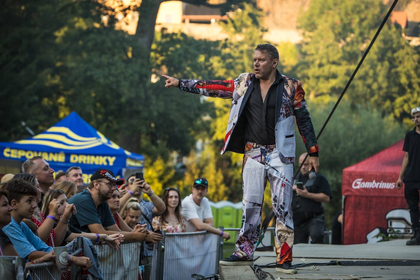 Monkey Business a J.A.R. ukázali, zač je toho Loket. Košile Matěje Rupperta šla opět dolů