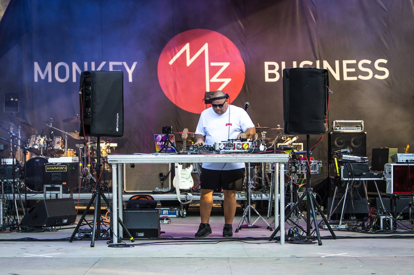 Monkey Business a J.A.R. ukázali, zač je toho Loket. Košile Matěje Rupperta šla opět dolů