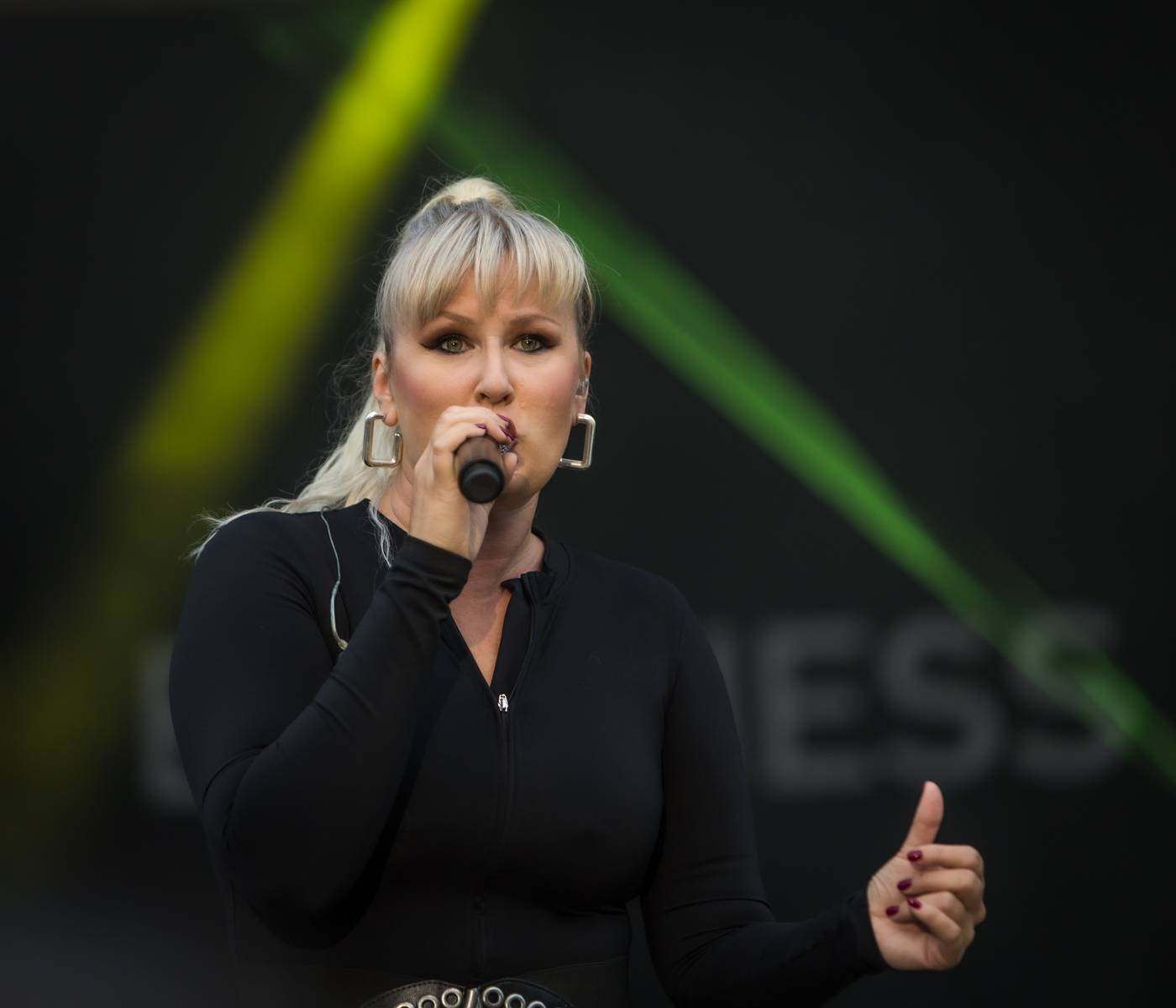 Monkey Business a J.A.R. ukázali, zač je toho Loket. Košile Matěje Rupperta šla opět dolů